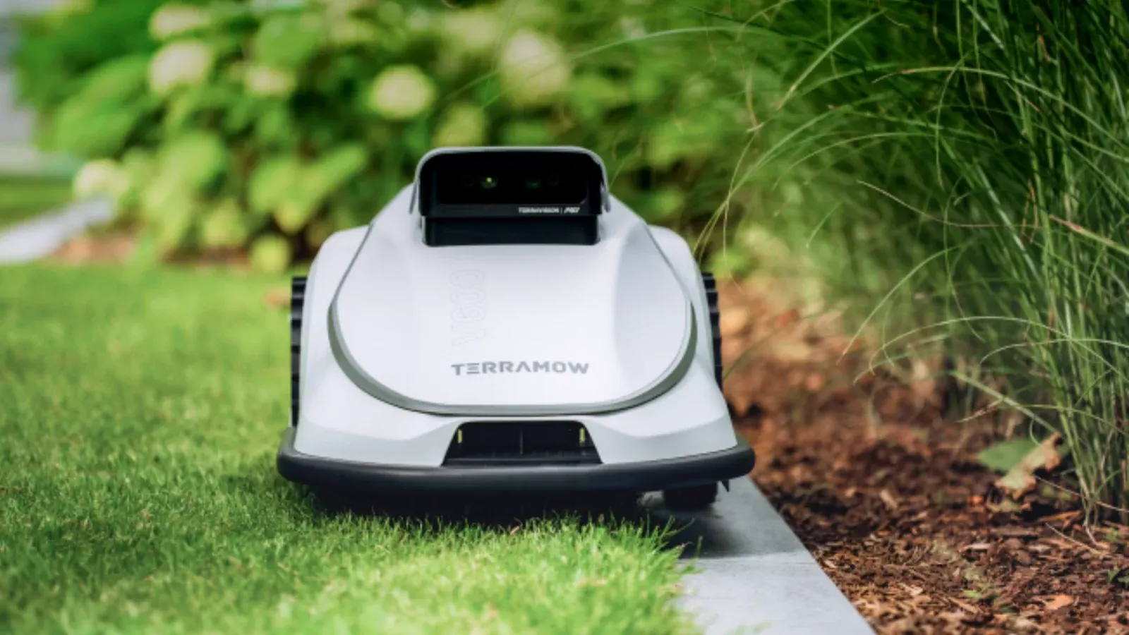 TERRAMOW V1000 in the garden