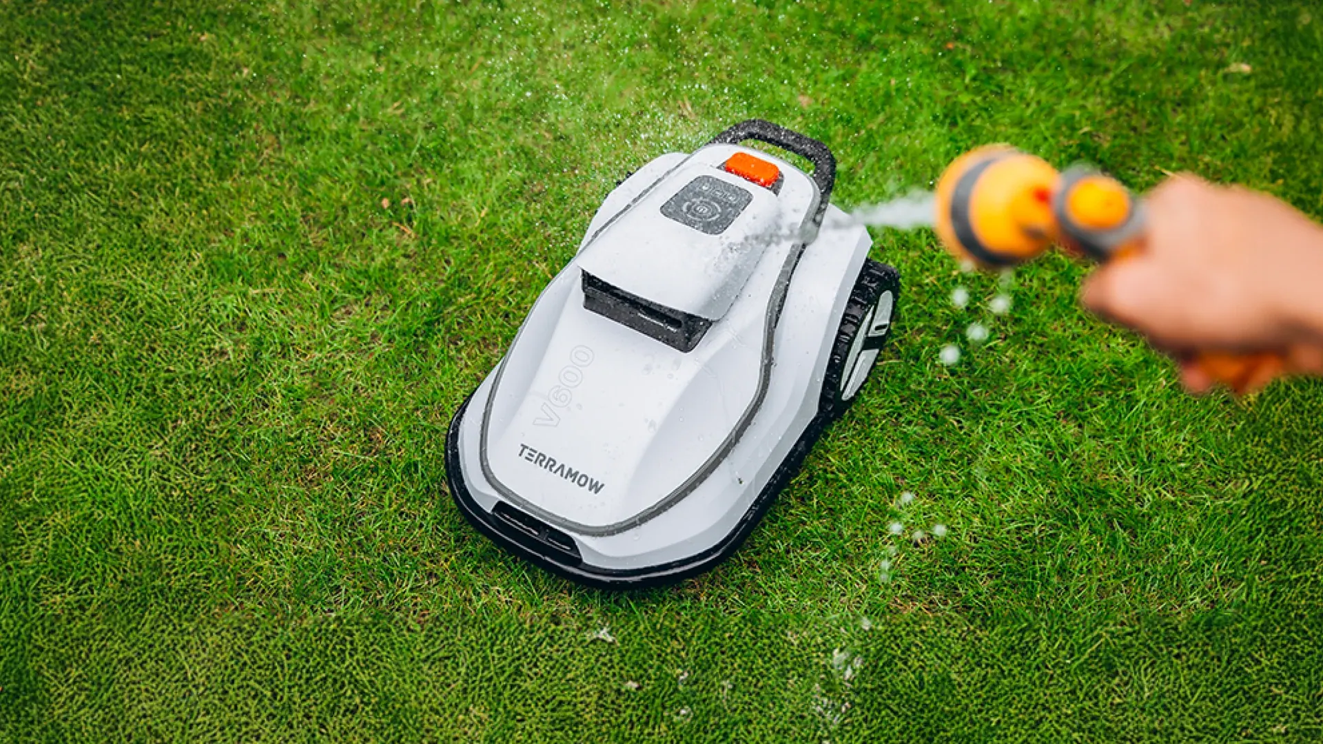 TERRAMOW V1000 in a modern garden